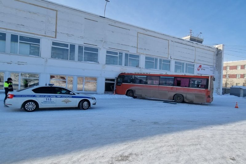 В поселке Сокол сотрудники Госавтоинспекции устанавливают обстоятельства ДТП с участием рейсового автобуса на территории аэропорта
